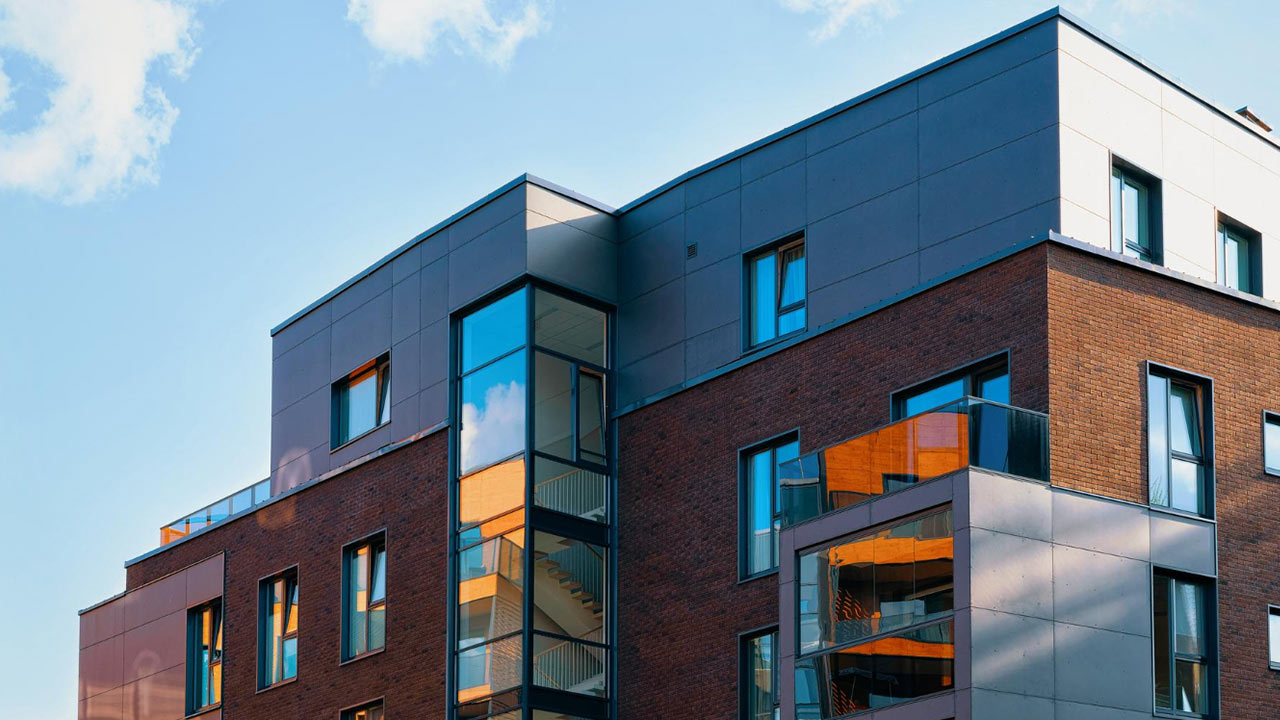 Vai var veikt apsaimniekotāja maiņu, ja mājai ir parāds?