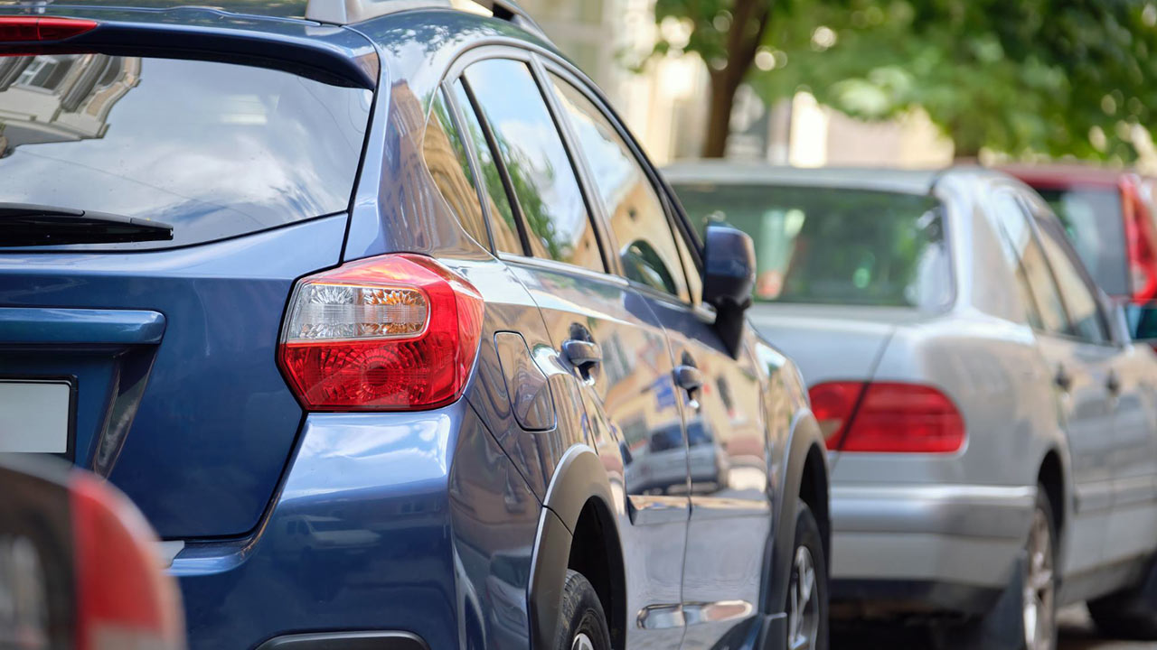 Ko darīt, ja piederošā autostāvvietā ir novietots svešs auto?