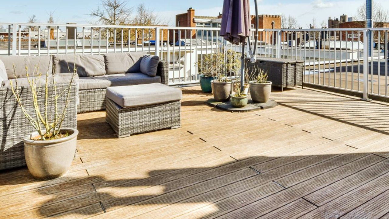 Vai apsaimniekotājs tīra balkonus un terases?